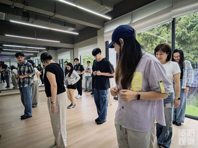 大家在舞蹈室学习老挝传统舞蹈。 全媒体记者 阳洋 摄