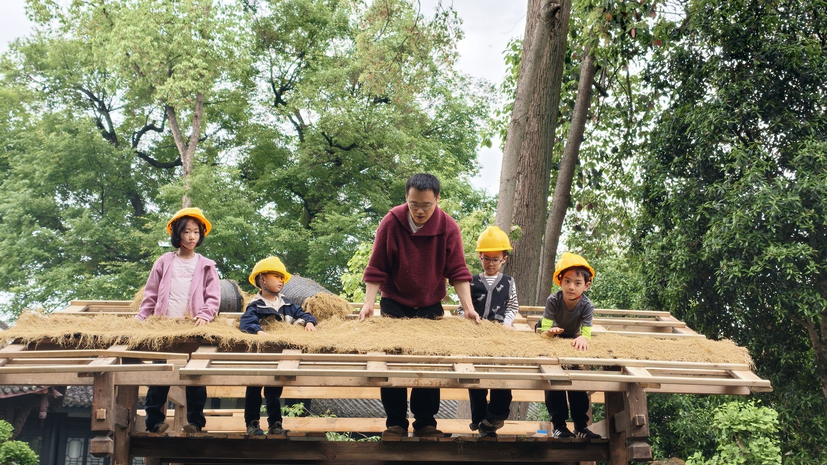 成都杜甫草堂博物馆，小学生参加修建茅屋的研学活动