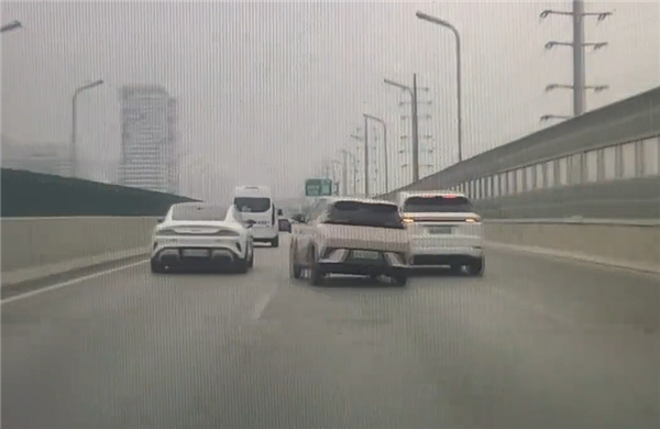 理想车主高架上故意别比亚迪海鸥：连累一旁正常行驶的小米SU7