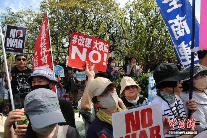 当地时间4月19日,超3万名日本民众在位于东京的国会议事堂前集会,抗议高市早苗政府强推修宪、企图解禁杀伤性武器出口等破坏和平宪法的动向。中新社记者 朱晨曦 摄
