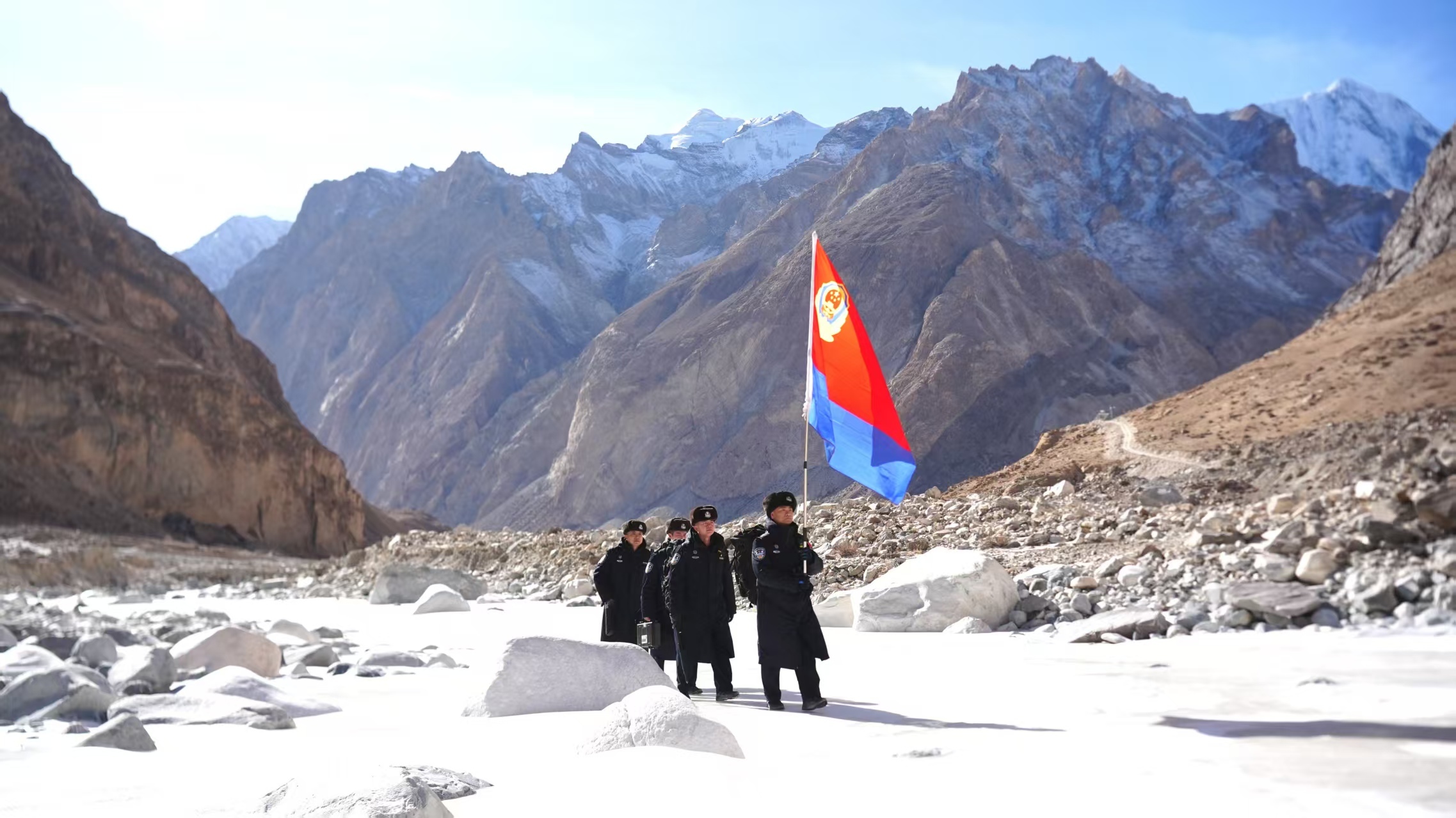 夏特古道边境警务站的民警们脚踏冰河巡逻。本报记者贺勇摄