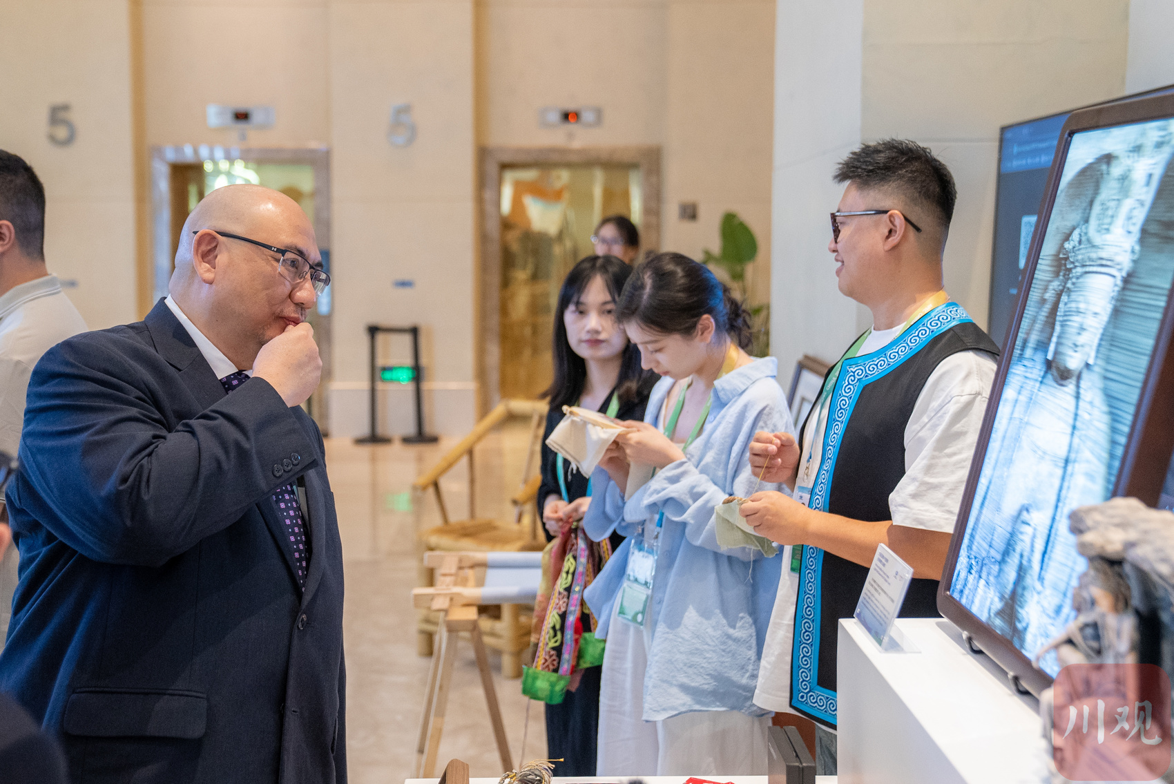 文莱交通与信息通信部部长穆罕默德&middot;瑞扎&middot;穆罕默德&middot;尤努斯（左一）被四川日报全媒体“C空间”团队的光场裸眼3D文物画吸引。