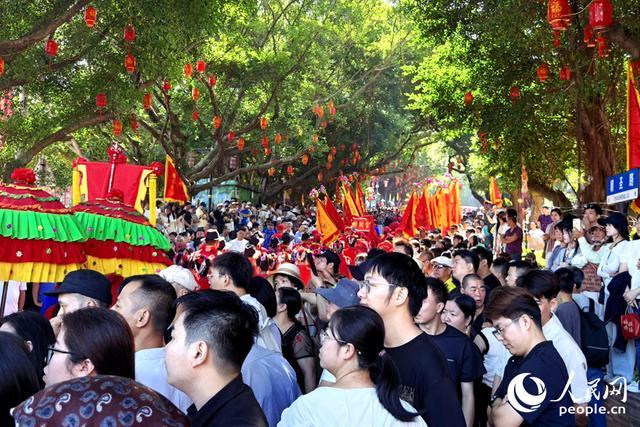 沿途民众驻足瞻仰。人民网记者 林盈摄