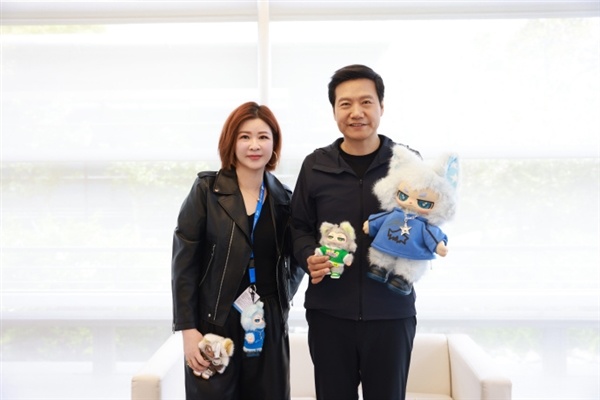 乐华娱乐杜华晒与雷军合照 两人手拿玩偶成亮点 直言雷总很帅很nice