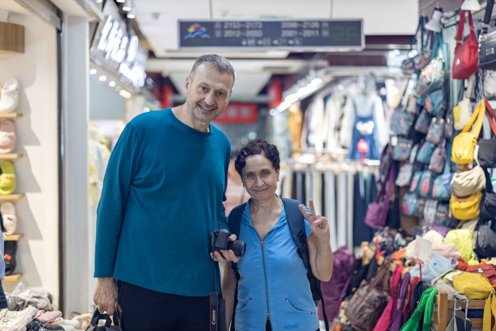 ↑ 4月22日在重庆市渝中区新重庆国际小商品批发中心拍摄的德国游客，这是这对夫妇第7次来中国旅游。