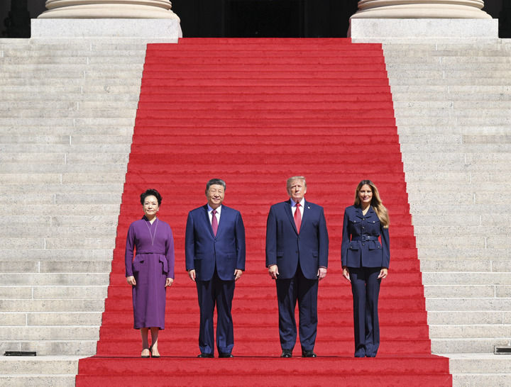 当地时间9月25日上午,国家主席习近平和夫人彭丽媛同美国总统特朗普和夫人梅拉尼娅在白宫举行茶叙。茶叙之后,习近平和彭丽媛在特朗普和梅拉尼娅陪同下参观美国国家档案馆。新华社记者 李响 摄