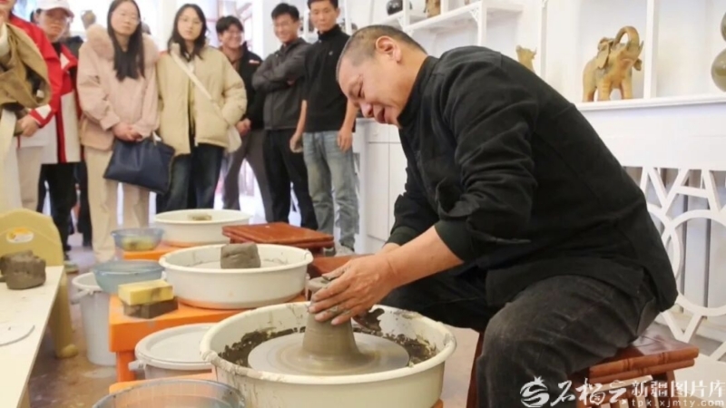 2025年10月29日—30日，“新时代、新丝路、新瓷意”新瓷产业高质量发展座谈会在哈密市巴里坤哈萨克自治县举行。来自全国陶瓷行业的专家学者与工艺美术大师共同探讨“新疆新瓷”发展之路。图为河南弘宝汝瓷坊有限公司创始人展示“新疆新瓷”拉坯技艺。张新龙摄