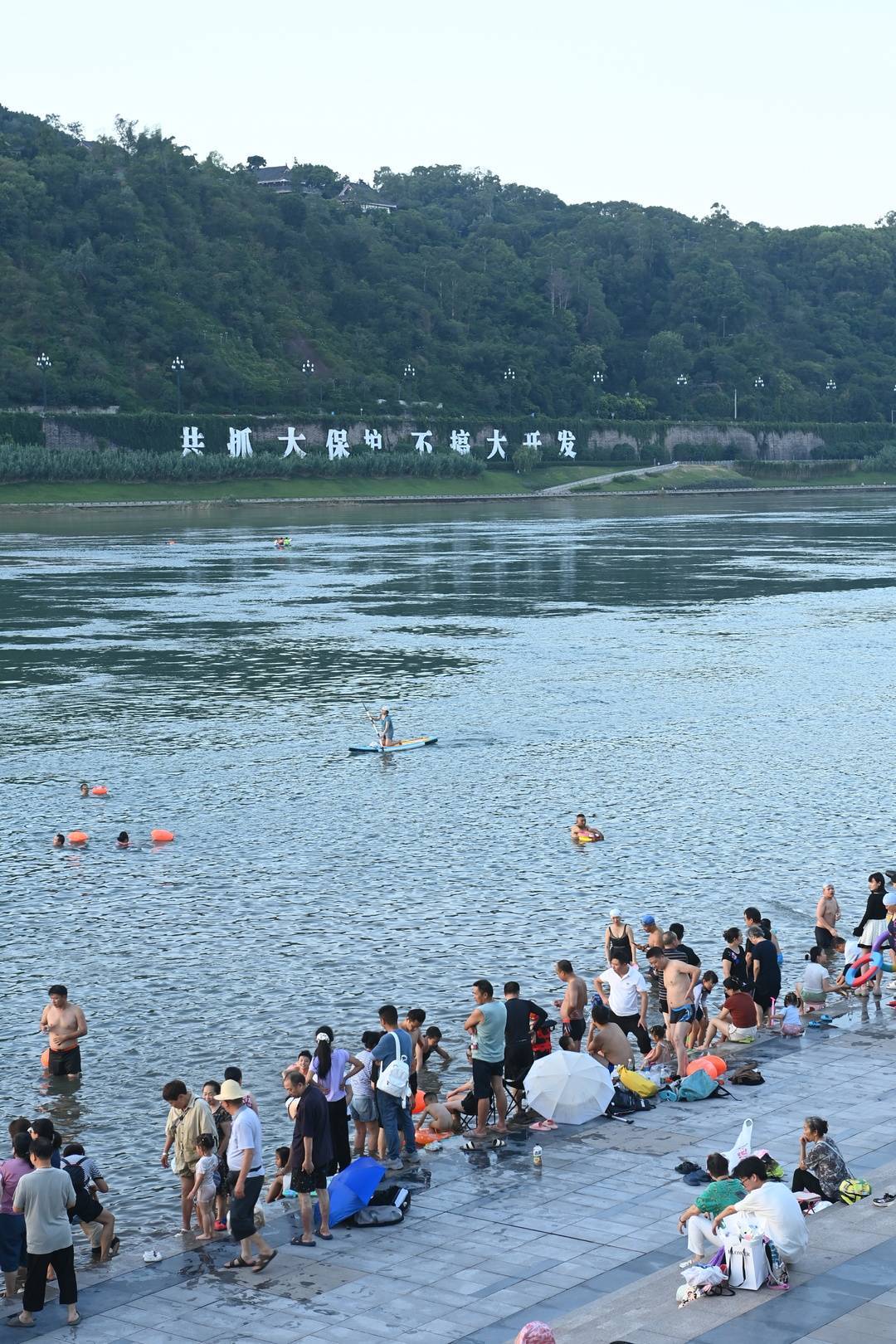 在宜宾三江口，每天傍晚，会有很多乘凉的市民。