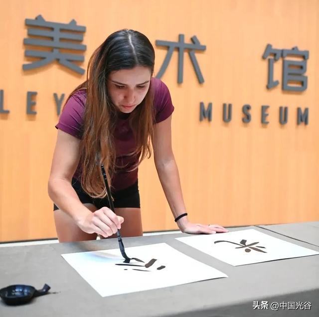 奥索里奥写下“光谷”二字