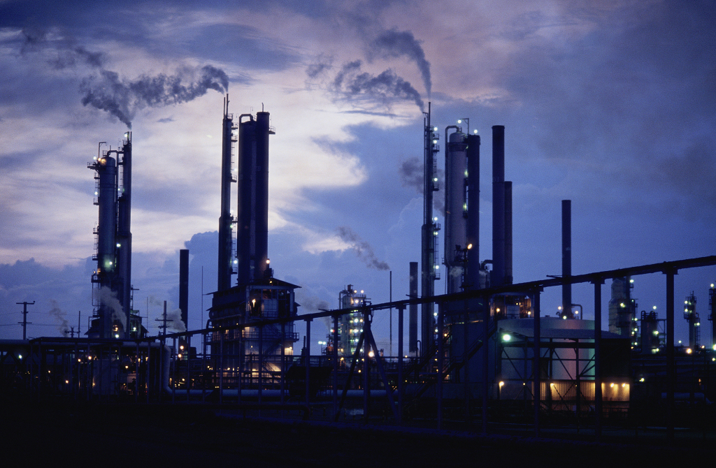 委内瑞拉最大炼油厂阿穆艾炼油厂(资料图)。该设施是委内瑞拉国家石油公司(PDVSA)旗下巴拉瓜纳炼油中心的重要组成部分,日产能