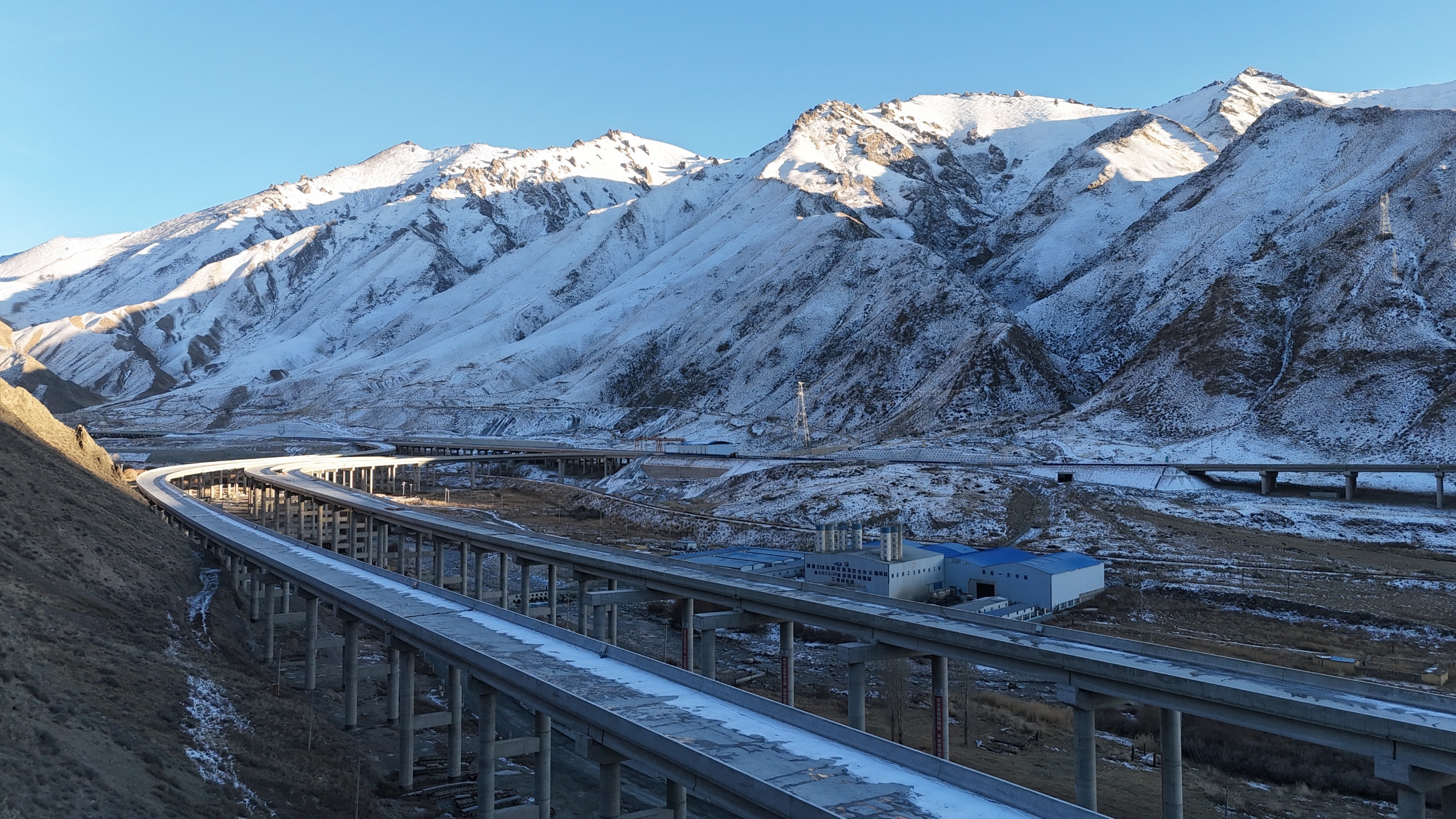 那巴高速穿行于天山腹地高寒山区,冬季施工时气温骤降,桥面常被冰雪覆盖