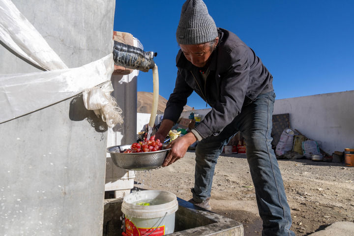 这是西藏定日县长所乡古荣村村民在洗水果。新华每日电讯记者 旦增尼玛曲珠 摄