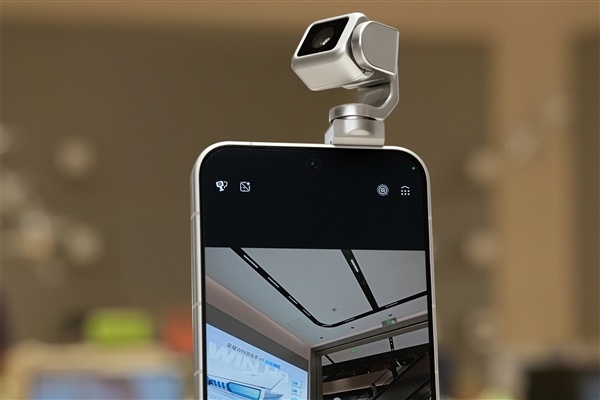 会舞蹈的机器东谈主手机!荣耀Robot Phone勇闯天下杯赛场:球迷直呼炫酷