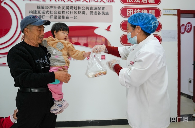 群众在“一老一小”幸福食堂吃午餐 (央广网记者 丁安 摄)