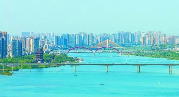 嘉陵江畔水清岸绿、城景相融。南充市融媒体中心记者 梁洪源 摄 20260612.jpg