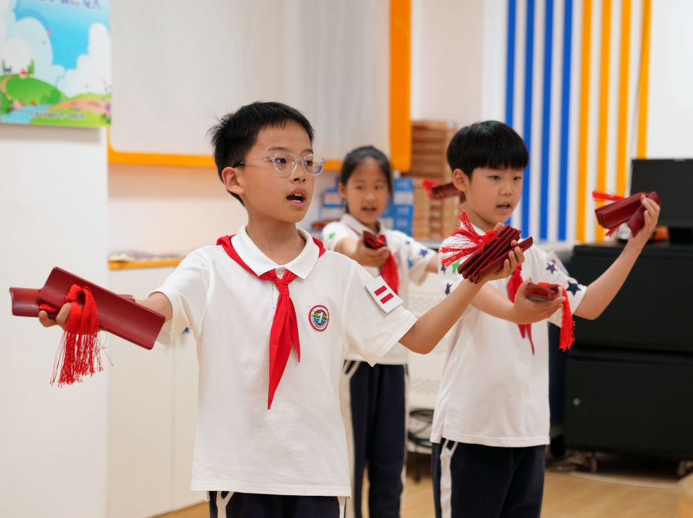 近日，上海市黄浦区卢湾一中心小学“红喇叭”小讲解员们在练习快板讲解，准备参加即将到来的“六一”活动。新华社记者 刘颖 摄