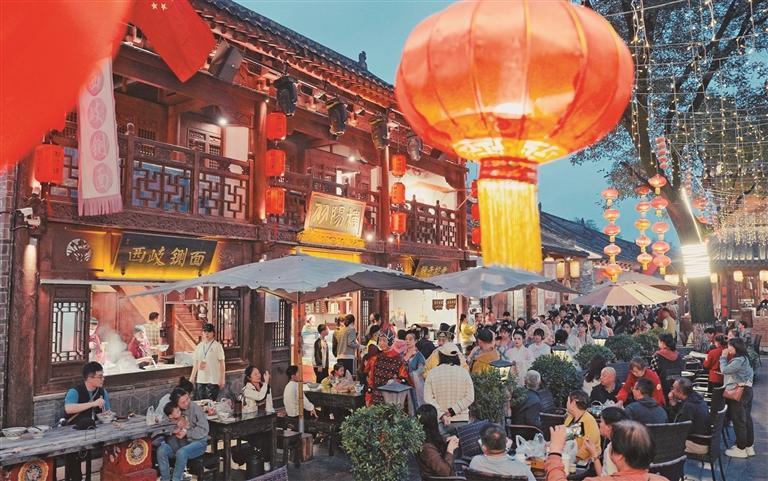 9月25日,游客在西府老街文化旅游景区游玩。