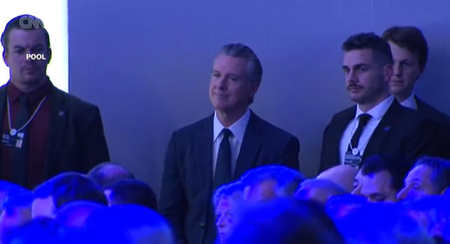 听到特朗普批评,台下的纽森面带微笑 视频截图