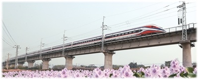 从老挝万象站驶出的D888次“澜沧号”列车行驶在云南省西双版纳州境内的中老铁路橄榄坝特大桥上。新华社记者 单宇琦摄