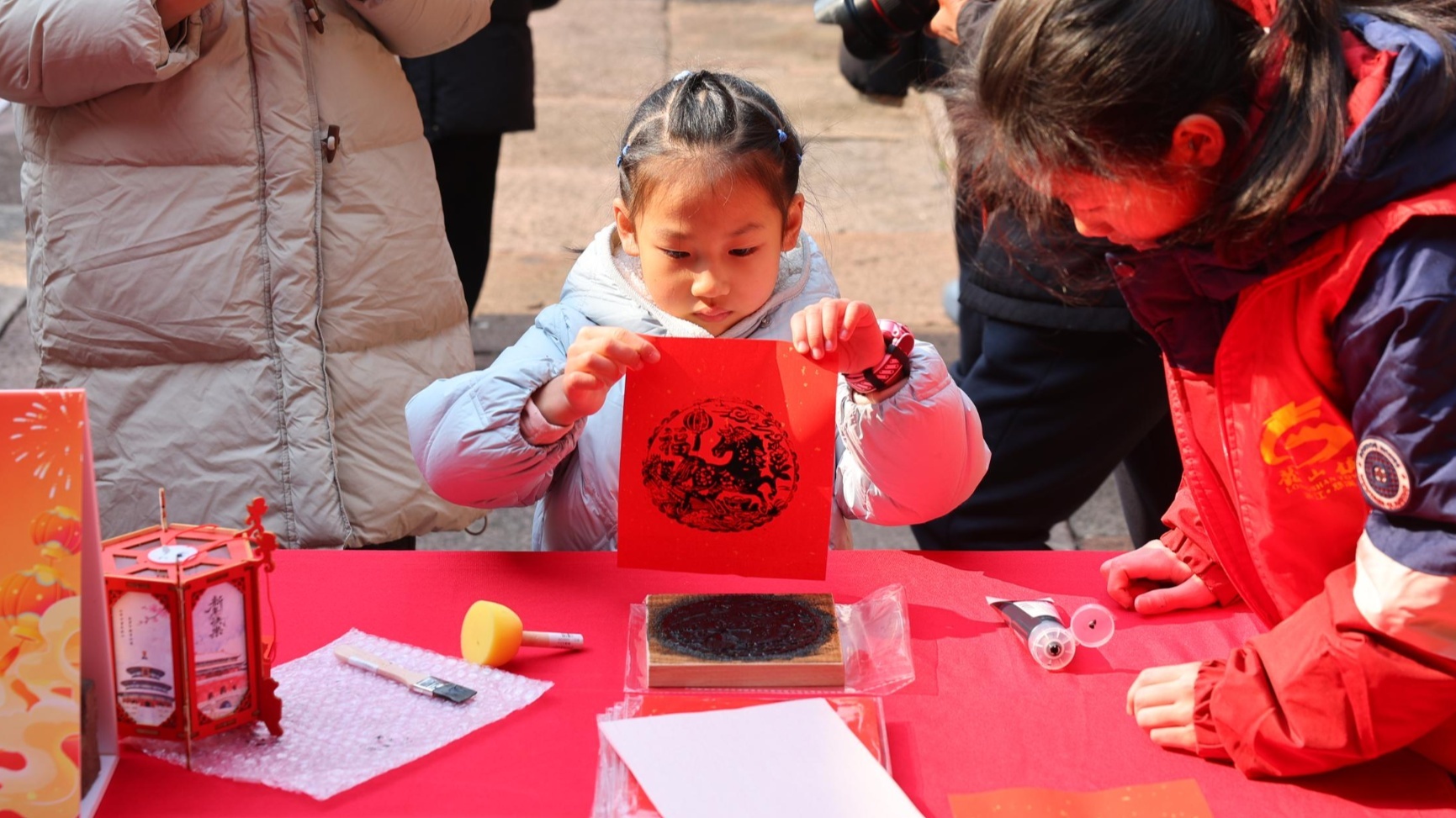 活动现场民俗体验（央广网发 龙山镇供图）