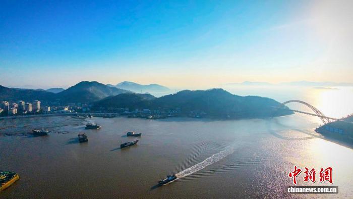 渔船出海捕鱼。浙江海警局 供图