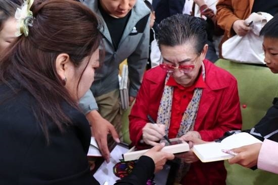 六小龄童签名现场太热闹!用俺老孙来也开场