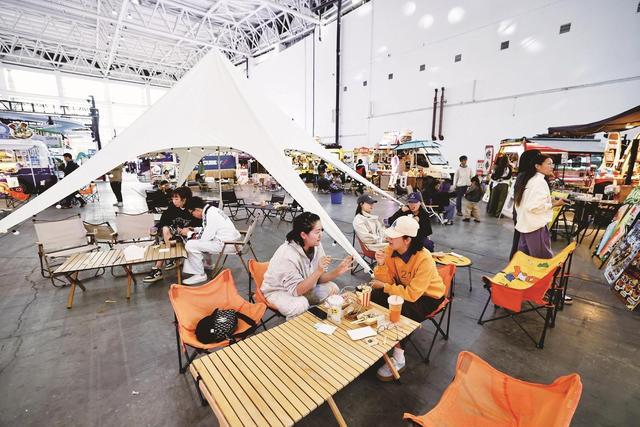 正在银川国际会展中心E馆进行的CHILL红酒咖啡生活市集氛围感十足,众多市民到现场尝美食、喝咖啡。