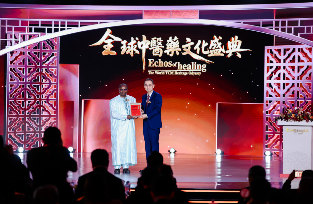 中国首位外籍中医博士迪亚拉（左）