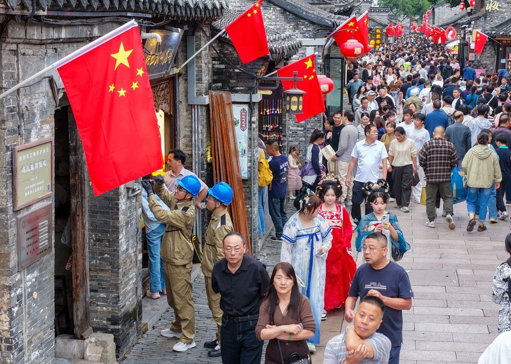 10月1日,在江苏省扬州市东关街历史文化街区,当地电力运维人员对街区商户计量装置进行检修(无人机照片)。新华社发(任飞 摄)