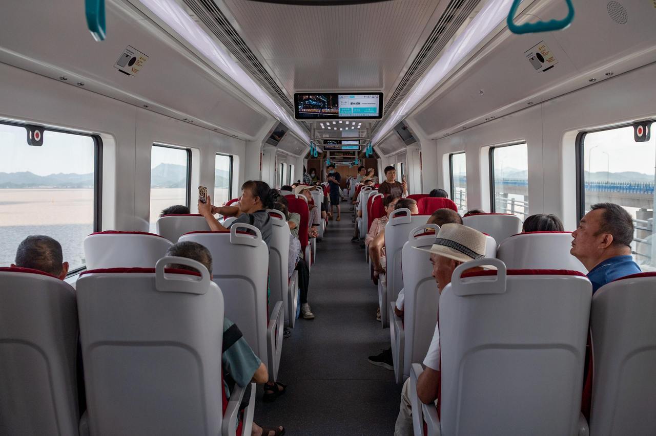 列车通过象山港.jpg