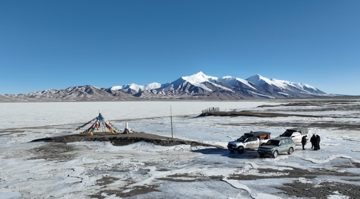 △巡山队员在可可西里无人区腹地的太阳湖索南达杰纪念碑附近巡护