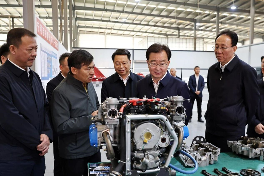 王宁来到弥勒浩翔科技公司,仔细察看产品,详细询问生产销售情况。陈飞 摄