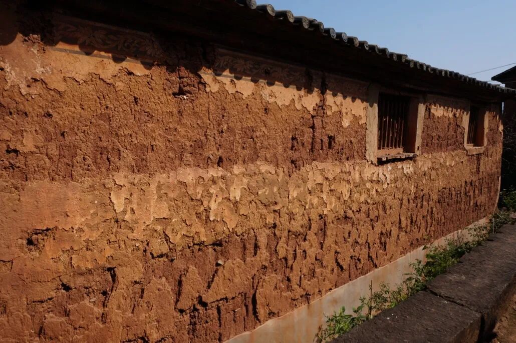 年久失修外墙抹面已经脱落的云南土房子。摄影:万丽