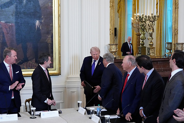 当地时间1月9日,白宫东厅,美国总统特朗普与油企高管开会讨论“管理”委内瑞拉石油。视觉中国