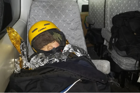 一名被房山蓝天救援队带下山的孩子| 受访者供图