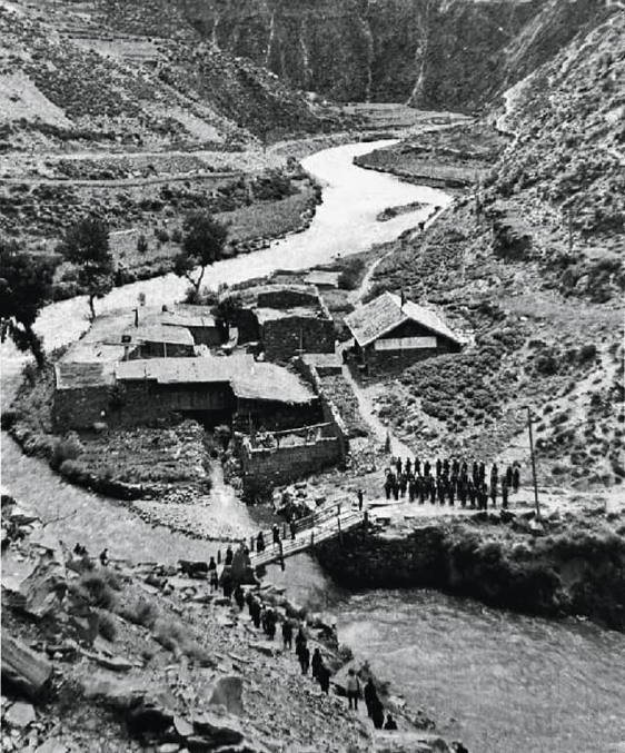 &middot;1935年6月17日，毛泽东、周恩来等率部翻越夹金山，在一座桥上受到红四方面军先头部队的欢迎。图为达维会师桥。（新华社发）