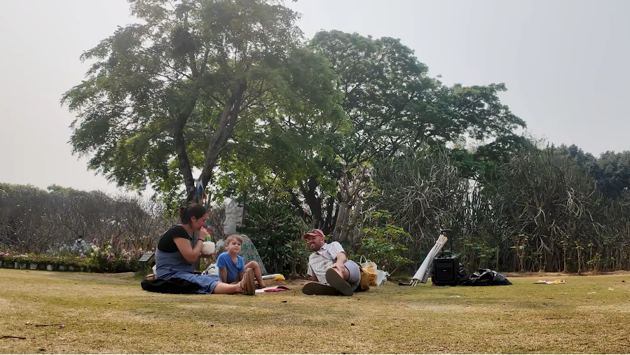 美国博主“Steph and Pete”一家在西双版纳享受休闲时刻