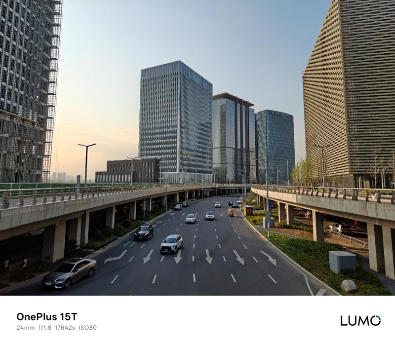 小屏不妥协配置反升级！一加15T手机深度评测：小巧玲珑的满血性能旗舰