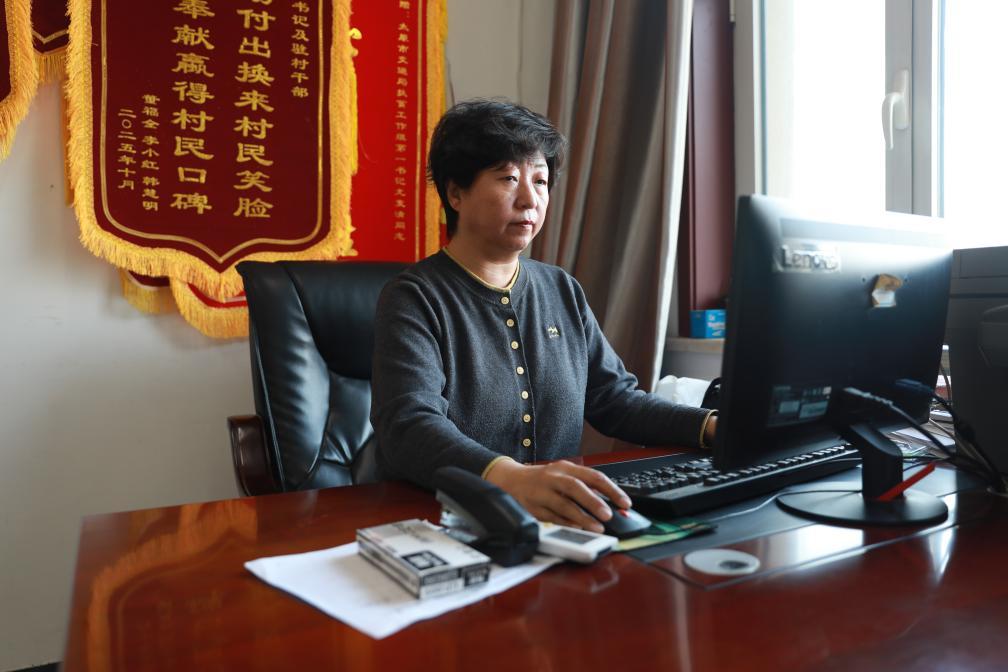 2月10日，尤变清在南留南村村委会办公。新华社发（白志斌 摄）