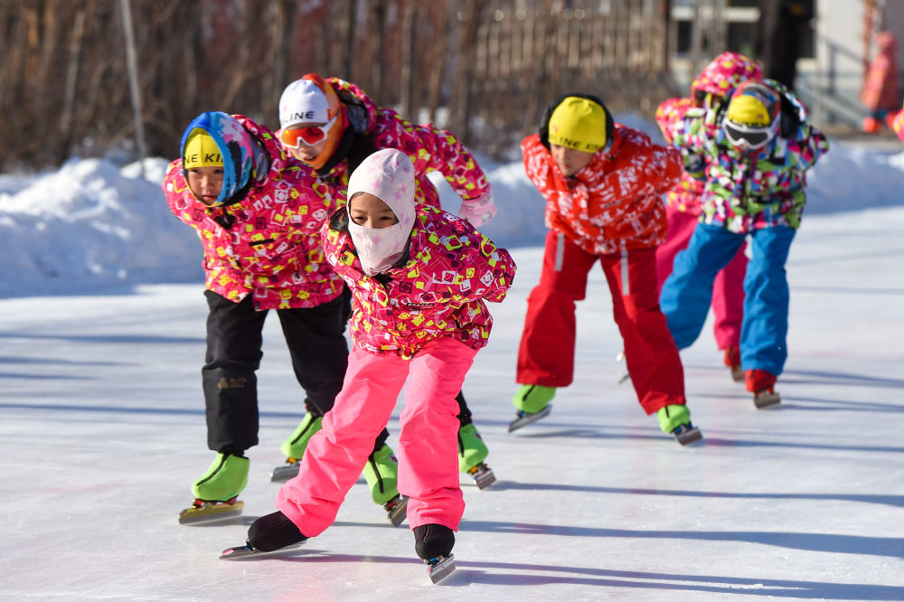 1月13日，在吉林省四平市六马路小学，学生们在冰场上滑行。新华社记者 张楠 摄