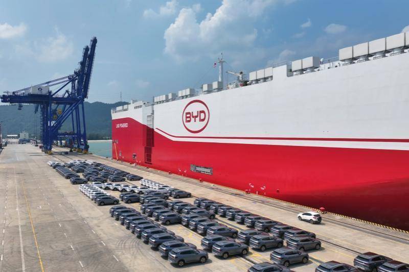 2025年7月8日，广东汕尾，深汕特别合作区，比亚迪“深圳号”滚装船在深圳小漠国际物流港装在新能源汽车。 IC Photo
