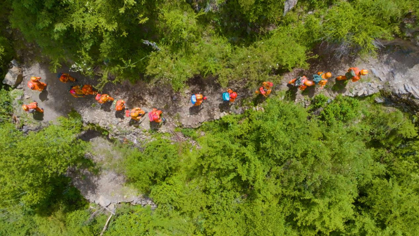 图为索县嘎木乡护林队员巡逻路上。