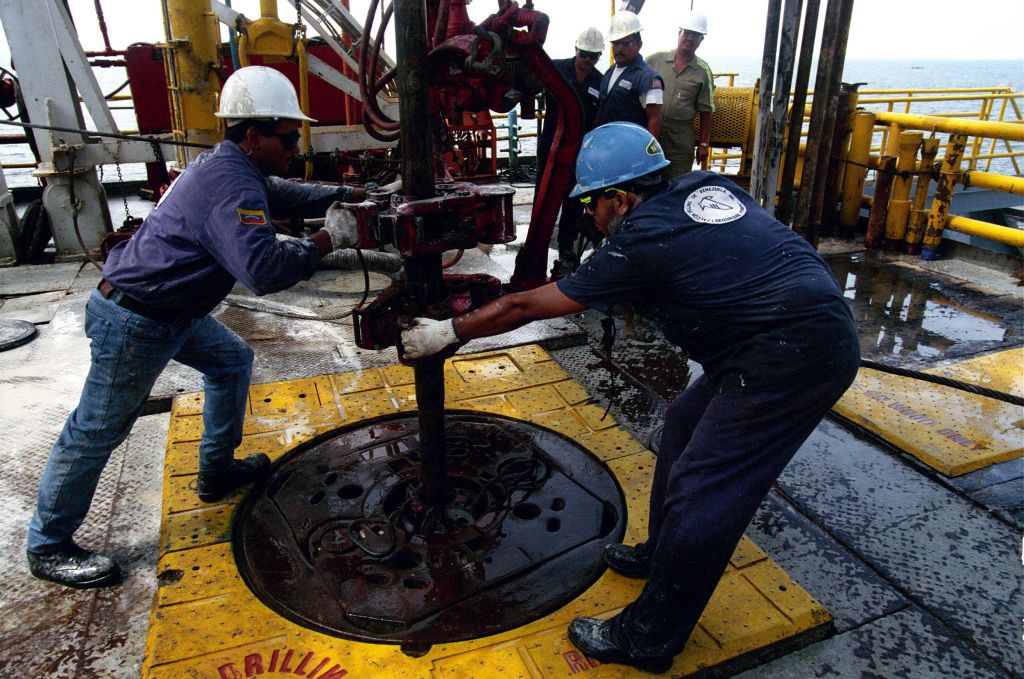 工人在委内瑞拉马拉开波湖上的石油生产平台工作资料图。