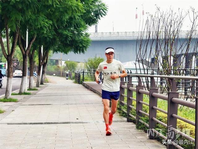在堤顶路晨跑的市民