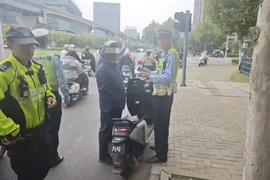 鸠江电摩.jpg