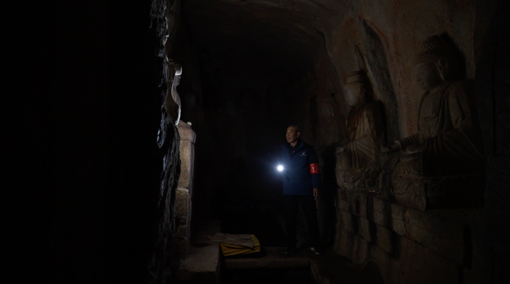 冯开平夜晚巡查金灯寺。新华社记者 张哲 摄