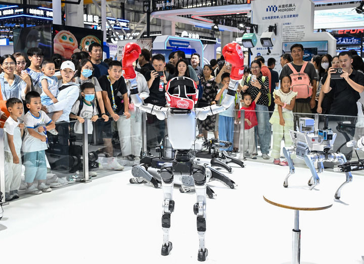 8月22日,观众在2026世界机器人大会上参观。(陈晔华 摄)