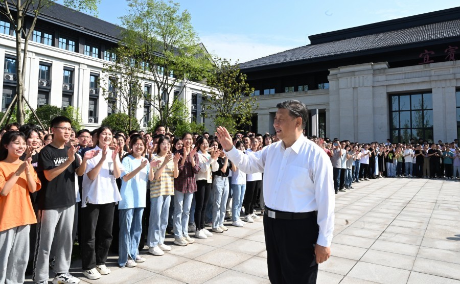 2022年6月8日下午，习近平总书记在宜宾学院考察时，向师生们挥手致意。 新华社记者 李学仁 摄