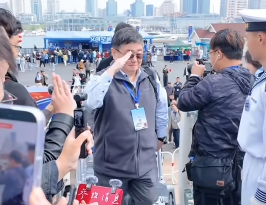 4月23日，人称“小舰长”的台湾岛内著名军事时政评论员、自媒体人吕礼诗受邀来到青岛登上乌鲁木齐舰参加人民海军成立77周年庆祝活动