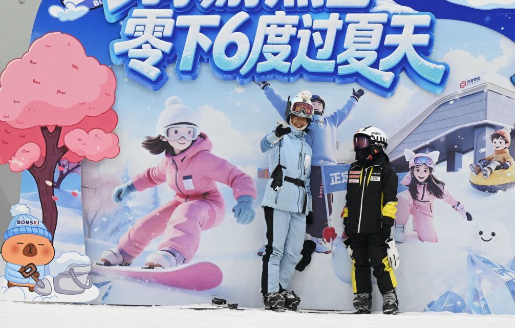 7月21日,滑雪爱好者在石家庄市“热雪奇迹”滑雪场游玩。新华社发(陈其保摄)